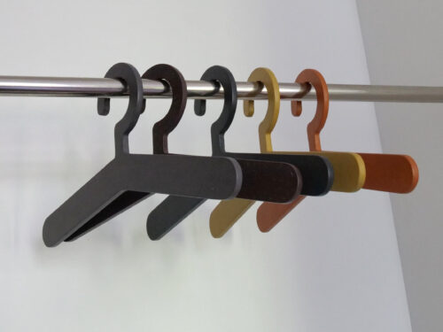 Design-Kleiderbuegel-swing-fuenf-farben-holzfasern
