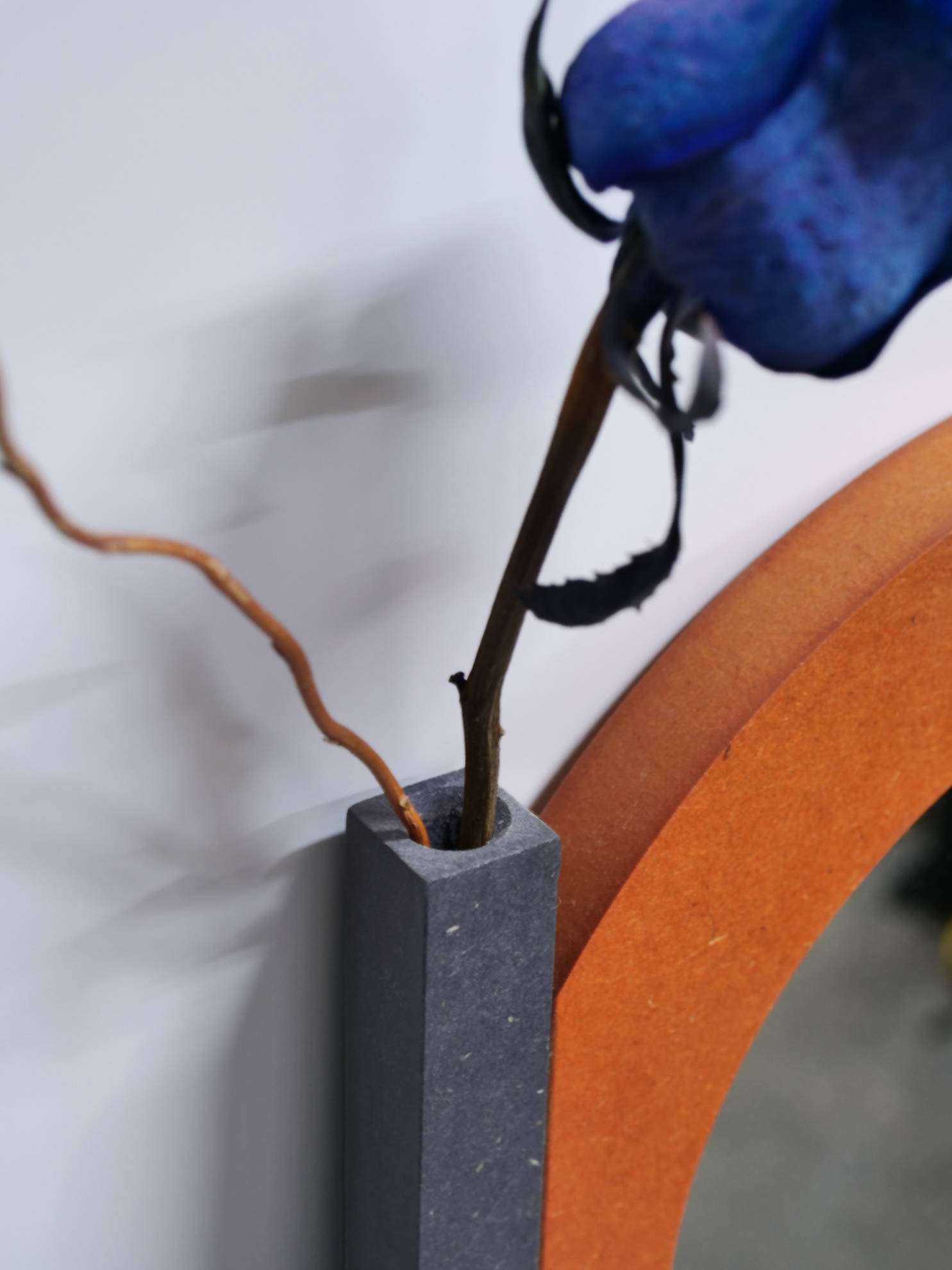 Design-Wandspiegel Oneida - Orange 5 Wandspiegel Oneida mit Blumenhalter
